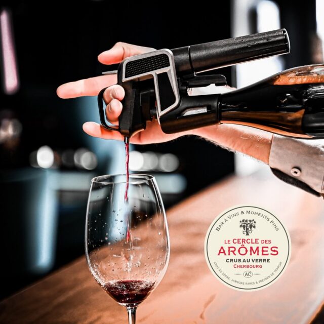 🍷 Le vin, mais pas que...🍷

Vous l’avez compris, notre promesse au Cercle des Arômes sera de vous proposer un choix de qualité. 

🍷 Au niveau des vins, nous vous donnerons la possibilité unique de déguster plus de 150 crus au verre, issus des plus beaux domaines français. Ces derniers sont tous des références dans le milieu viticole. Retrouvez notamment des noms tels que M.Richaud, La Grange Tiphaine, O.Decelle et bien d’autres encore (dont beaucoup en bio et biodynamie).

Vous pourrez retrouver ces vins en 12cl mais aussi en 6cl pour les plus prestigieux. 

🍺 Une belle sélection de grands cidres et bières artisanales locales à la pression.

🥃 Un choix de spiritueux varié. Calvados de renom, rhum, eaux de vie, whisky... pour illuminer vos papilles.

🧃Et même des produits sans alcool locaux ! 

Bref, il n’y aura pas d’excuses pour ne pas venir 😊

• L'abus d'alcool est dangereux pour la santé •

 #vin #wine #charcuteries #baravin #cherbourg #cherbourgencotentin #vinauverre #quaicaligny