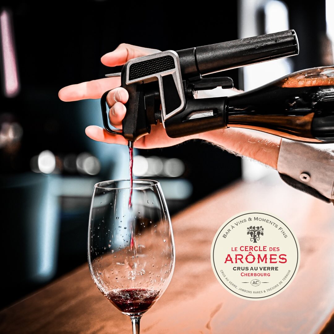 🍷 Le vin, mais pas que...🍷

Vous l’avez compris, notre promesse au Cercle des Arômes sera de vous proposer un choix de qualité. 

🍷 Au niveau des vins, nous vous donnerons la possibilité unique de déguster plus de 150 crus au verre, issus des plus beaux domaines français. Ces derniers sont tous des références dans le milieu viticole. Retrouvez notamment des noms tels que M.Richaud, La Grange Tiphaine, O.Decelle et bien d’autres encore (dont beaucoup en bio et biodynamie).

Vous pourrez retrouver ces vins en 12cl mais aussi en 6cl pour les plus prestigieux. 

🍺 Une belle sélection de grands cidres et bières artisanales locales à la pression.

🥃 Un choix de spiritueux varié. Calvados de renom, rhum, eaux de vie, whisky... pour illuminer vos papilles.

🧃Et même des produits sans alcool locaux ! 

Bref, il n’y aura pas d’excuses pour ne pas venir 😊

• L'abus d'alcool est dangereux pour la santé •

 #vin #wine #charcuteries #baravin #cherbourg #cherbourgencotentin #vinauverre #quaicaligny