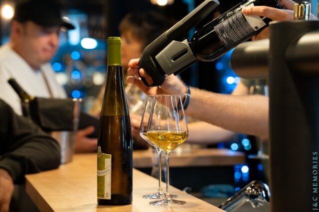 🔴 180 vins au verre aux Batignolles ! 🔴

Vous l’aurez compris, notre promesse au Cercle des Arômes sera de vous proposer un choix de qualité, a prix correct. 

🍷 Au niveau des vins, nous vous donnerons la possibilité unique de déguster plus de 180 crus au verre, issus des plus beaux domaines français. Souvent en bio et biodynamie alternant bons canons et cuvées précieuses 🍀

Quelques exemples : Weinbach, M.Richaud, Chabanon, A.Boisson, Clos du Mont-Olivet etc

Vous pourrez retrouver ces vins en 12cl/75cl mais aussi en 6cl pour les plus prestigieux. 

⭐️ La carte excellence, uniquement composée de grandes cuvées, en petites quantités. Toutes dispos au verre : Vieux Télégraphe, Peyre Rose, Trapet, les Ardoisières…

🍺 Une bière artisanale : @margueritelafrancaise 

Bref, le paradis des buveurs/buveuses de vin 😊

Restez à l’affût pour l’ouverture ! 

• L'abus d'alcool est dangereux pour la santé •

#vin #batignolles #baravin #Wine #winelover

@coravin 
@larvf_mag 
@lefigarovin 
@timeoutparis 
@terredevins_officiel 
@sortiraparis.officiel 
@sipmygrape 
@bref.wine 
@ermitage78 
@dalkia_loves_wine 
@winepoetry_ 
@un_blaireau_et_du_vin 
@lastringent_ 
@chris.specklin 
@wineosteo 
@andee_a_table 
@antoine_bac 
@a.degusterparis 
@maitresdaccords 
@cihanista_wine