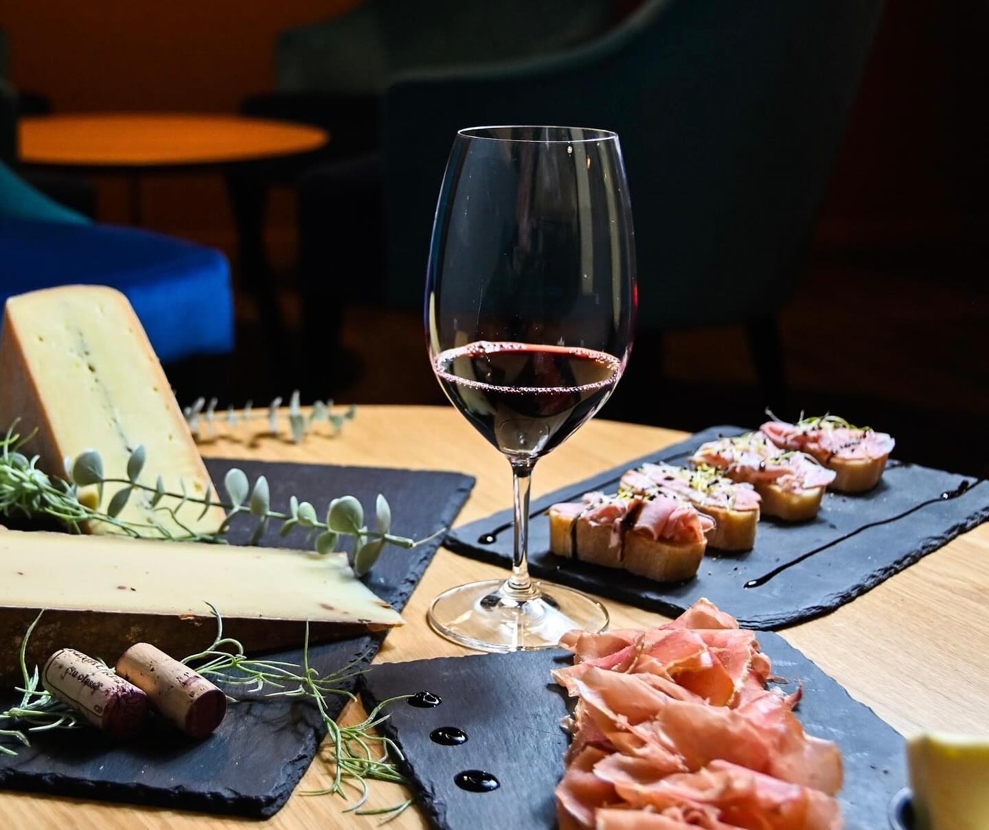 🔴 Et à manger ? 🔴

Quoi de mieux que des mets d’artisans pour sublimer nos 150 vins au verre ? 

Jambons et fromages affinés, charcuteries coupées finement, tartines à partager, produits locaux et d’ailleurs seront au rendez-vous ! 👌

À retrouver bientôt dans votre Cercle des Arômes à Cherbourg. 

• L'abus d'alcool est dangereux pour la santé •

@villecherbourg 
@cestacherbourg 

#cherbourg #baravin #charcuteries #fromages #winelover