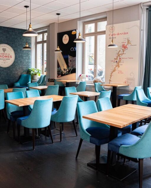 Le Cercle des Arômes : là où la convivialité rencontre le raffinement. Dans un intérieur aux couleurs atypiques pour un bar à vins, vivez une expérience de dégustation personnalisée 🍇✨ 
Mobilier de notre partenaire collinet.sieges 🪑

#LeCercleDesArômes #BaràVins #VinsdException #AmbianceConviviale #DécorationSophistiquée #WineLovers