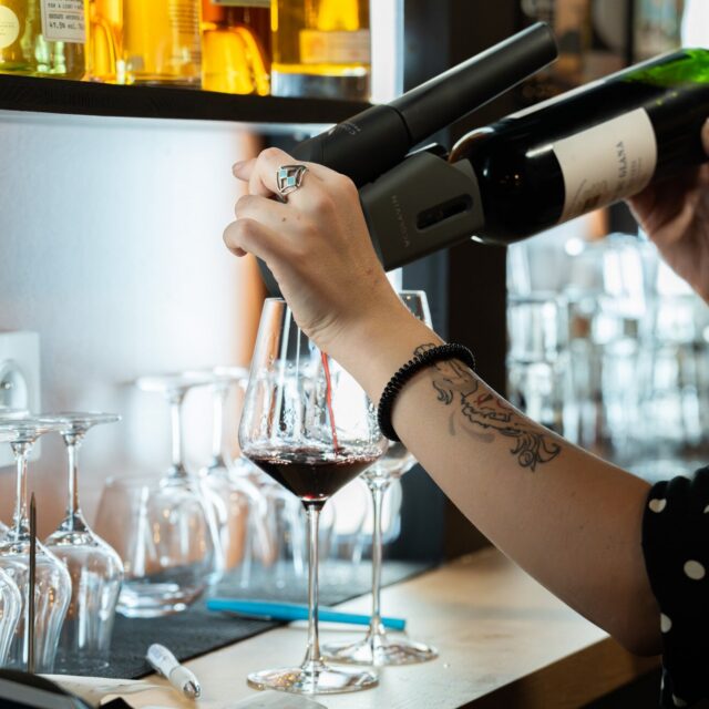 Pourquoi choisir le vin au verre avec @coravin ?
1️⃣ Conservation du vin sans oxydation.
2️⃣ Plus de choix pour les clients.
3️⃣ Rentabilité pour les bars.

Vous êtes curieux de découvrir ce concept ou d’ouvrir un bar à vin au verre ? Contactez-nous !

📷 @jandc_memories 

• L'abus d'alcool est dangereux pour la santé. À consommer avec modération •

#LeCercledesAromes #WineLovers #Coravin #CarteDesVins #VinAuVerre #CoravinFrance #BarAVin