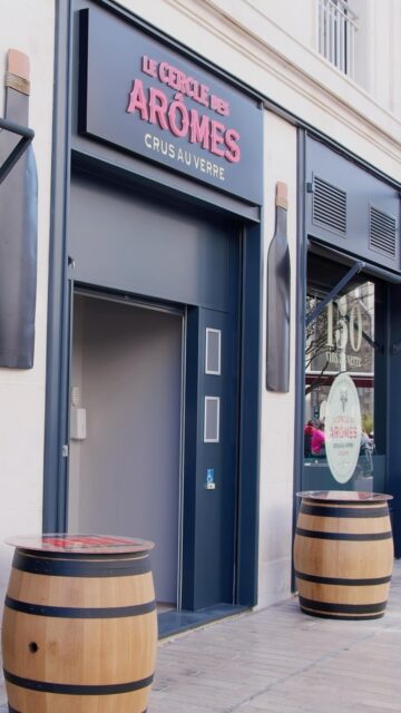 Imaginez déguster plus de 150 vins au verre au coeur de la ville d’Orléans... 🍷

Le Cercle des Arômes y a établi son sixième bar à vin, grâce à vos sélecteurs d’arômes, Enzo et Johann, offrant la plus grande carte de vins au verre du centre de la France. Chaque référence peut s’accompagner de mets fins et artisanaux, créant ainsi une expérience exclusive.

Des moments privilégiés de découverte et de partage vous attendent. ✨

📍Le Cercle des Arômes - Orléans
1 Rue d’Illiers
02 38 21 05 82
www.lecercledesaromes-orleans.fr
lecercledesaromes45@gmail.com
Ouvert du Mercredi au Lundi

• L’abus d’alcool est dangereux pour la santé. À consommer avec modération •
PH J&C

#LeCercleDesAromes #BarAVins #Orleans #WineLovers#vinauverre #winebar