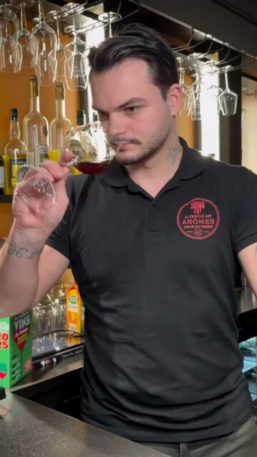 Au cœur du Jura, @lecercledesaromes_dole a ouvert ses portes en novembre 2023. ✨

Un bar à vin singulier, porté par la passion de Théo, proposant plus de 100 vins au verre dans une atmosphère chaleureuse et conviviale.
Animé par l’envie d'entreprendre, Théo s’est appuyé sur la licence de marque Le Cercle des Arômes. Une collaboration initiée suite à sa rencontre avec Antoine Castillon, qui lui a permis d’être accompagné avec rigueur et bienveillance dans chaque étape du projet : de l’idée à l’ouverture. 

Aujourd’hui, Le Cercle des Arômes à Dole incarne une nouvelle adresse pour les amateurs de vins, alliant diversité des terroirs, qualité de service et variété dans la sélection. 🍷 

Pour devenir licencié, click au lien en bio. 

#LeCercleDesArômes #WineLovers #BarAVins #LicenceDeMarque