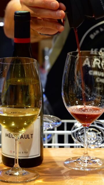 Imaginez déguster plus de 150 vins, servis au verre, au cœur de Cherbourg, la ville des célèbres Parapluies ☂️

Le Cercle des Arômes y a établi son quatrième bar à vins, offrant la plus grande carte de vins au verre de l’Ouest. Chaque sélection peut s’accompagner de mets fins et locaux, créant ainsi une expérience exclusive 🍷

Des moments privilégiés de découverte et de partage vous attendent ✨

#LeCercleDesArômes #BarAVins #Cherbourg #VinsauVerre