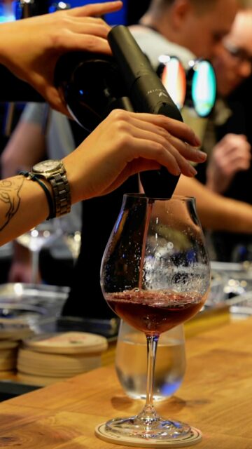 🔴 CORAVIN 🔴

Le point de départ du concept Le Cercle des Arômes, l'outil magique qui nous permet de vous proposer plus de 100 vins au verre, s'appelle @coravin . 
Cette innovation repose sur un système de préservation du vin qui utilise une aiguille fine pour percer le bouchon, permettant ainsi de verser le vin sans laisser entrer l'oxygène en comblant avec un gas neutre : l'argon. 

Ce processus maintient le vin dans un état de conservation optimal, préservant ses arômes, sa complexité et son caractère unique. C'est grâce à lui que vous pouvez aussi bien découvrir des cuvées de copains, autant que des références prestigeuses.

• L'abus d'alcool est dangereux pour la santé. À consommer avec modération •

#LeCercleDesAromes #BarAVins #Coravin #VinsAuVerre #WineLovers