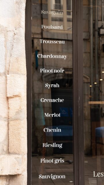 Découvrez le Cercle des Arômes de Besançon en vidéo 🍷

Retrouvez plus de 150 vins au verre, dont une très belle carte de Jura et Bourgogne ainsi que des mets à partager (fromages locaux, charcuteries, tartines…).

Le Cercle des Arômes - Besançon 
4 rue Bersot 
25000 Besançon 
www.lecercledesaromes-besancon.fr

• L'abus d'alcool est dangereux pour la santé •

#vin #vinauverre #baravin #momentsfins #coravin #besançon 

@coravin 
@larvf_mag 
@lefigarovin
