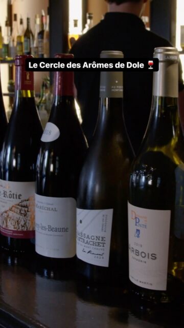 Une immersion dans @lecercledesaromesdole pour notamment découvrir le meilleur des vins du Jura, avec toujours plus de 100 vins au verre et bien d’autres choses à déguster. 

Le top : la tartine jurassienne avec de la saucisse de Morteau et Cancoillotte ! 

Un lieu de copains où il fait bon vivre 👌

• L'abus d'alcool est dangereux pour la santé •

#vin #baravin #jura #dole #wine #instawine