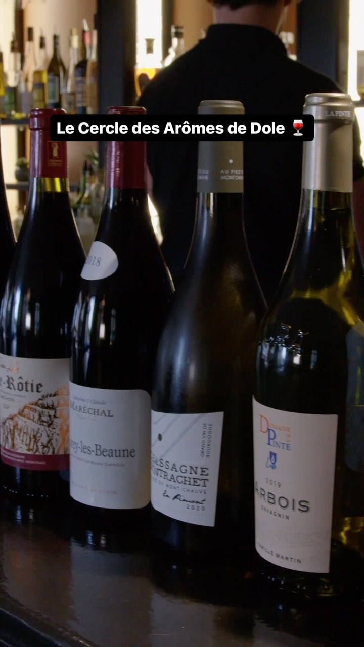 Une immersion dans @lecercledesaromesdole pour notamment découvrir le meilleur des vins du Jura, avec toujours plus de 100 vins au verre et bien d’autres choses à déguster. 

Le top : la tartine jurassienne avec de la saucisse de Morteau et Cancoillotte ! 

Un lieu de copains où il fait bon vivre 👌

• L'abus d'alcool est dangereux pour la santé •

#vin #baravin #jura #dole #wine #instawine