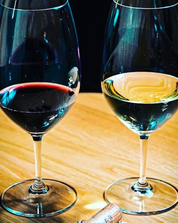 Rouge ou blanc ? 🍷

Le Cercle des Arômes, c'est entre 100 et 200 vins au verre 👍

• L'abus d'alcool est dangereux pour la santé •