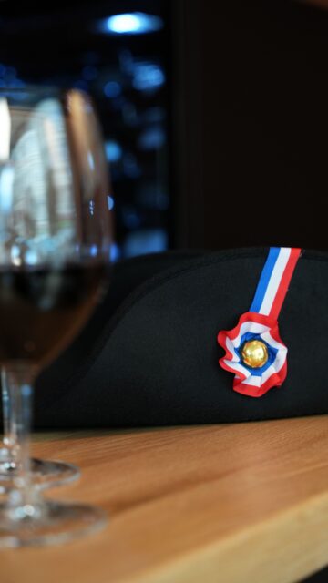 Le Cercle des Arômes s'installe en Belgique !

Ce n'est pas la Grande Armée, mais la plus grande carte de vins au verre de Belgique qui vous est proposée à Etterbeek dès jeudi 21 mai, à partir de 18h00. 🍷
Au programme : plus de 150 vins au verre de toutes régions viticoles, des mets d'artisans à partager et une ambiance cosy et chalereuse, signature du Cercle des Arômes.

Gilles, votre sélécteur d'arômes, vous attend avec impatience.
Réservations possibles ce weekend à partir de 17h.
En avant-première, découvrez notre Carte des Vins au lien en bio.

__________________________

The Cercle des Arômes is coming to Belgium!

It's not the Grande Armée, but the largest wine-by-the-glass list in Belgium that awaits you in Etterbeek starting Thursday, May 21st from 6:00 PM. 🍷
On the programme: over 150 cuvées by the glass from all wine regions, artisanal dishes to share and the cosy, warm atmosphere that is the Cercle des Arômes signature.

Gilles, your aroma curator, is eagerly awaiting you.
Reservations available this weekend from 5 PM.
Get a sneak peek — discover our Wine List via the link in bio.

#LeCercleDesArômes #BrusselsFood #BrusselsRestaurants #ThingsToDoInBrussels #WineLoverBruxelles