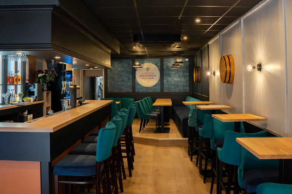 Intérieur du Cercle des Arômes de Besançon, bar à vins en centre-ville