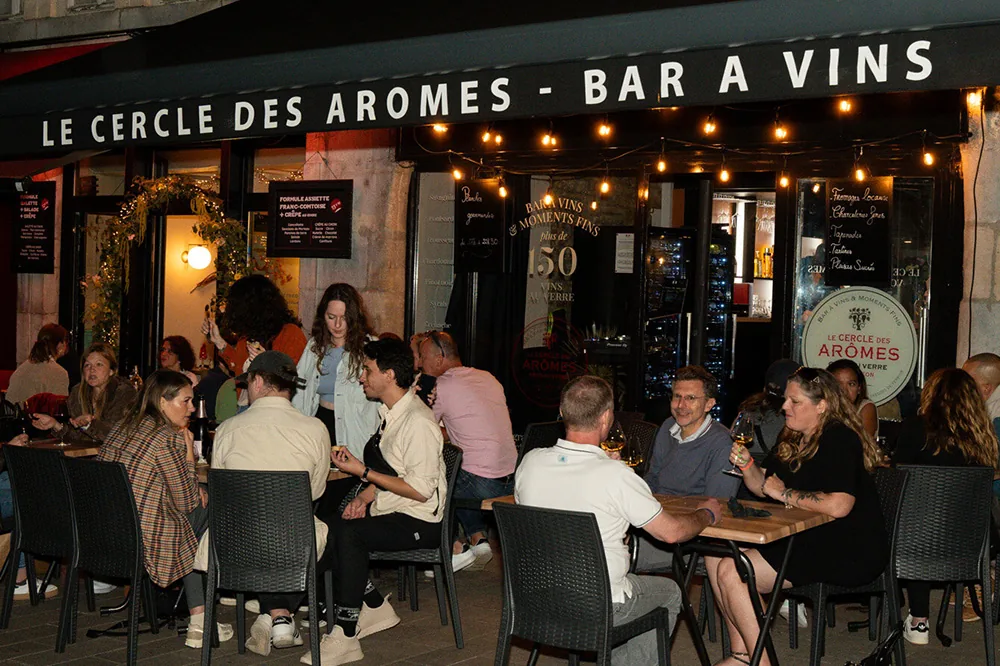 Terrasse animée du Cercle des Arômes de Besançon en soirée